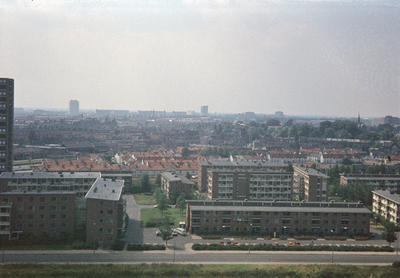 22314 Overzicht van de Ina Boudier-Bakkerlaan en de wijk Sterrenwijk te Utrecht, vanaf het kantoor van P.T.T. Telecom ...